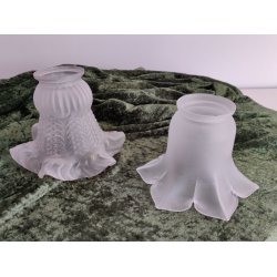 Gamle franske lampeglas i matteret glas.