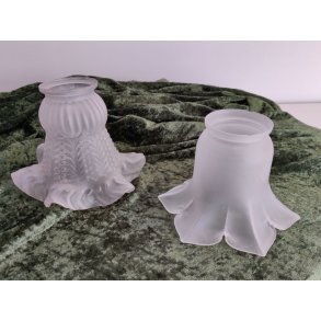 Gamle franske lampeglas i matteret glas.