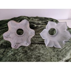 Gamle franske lampeglas i matteret glas.