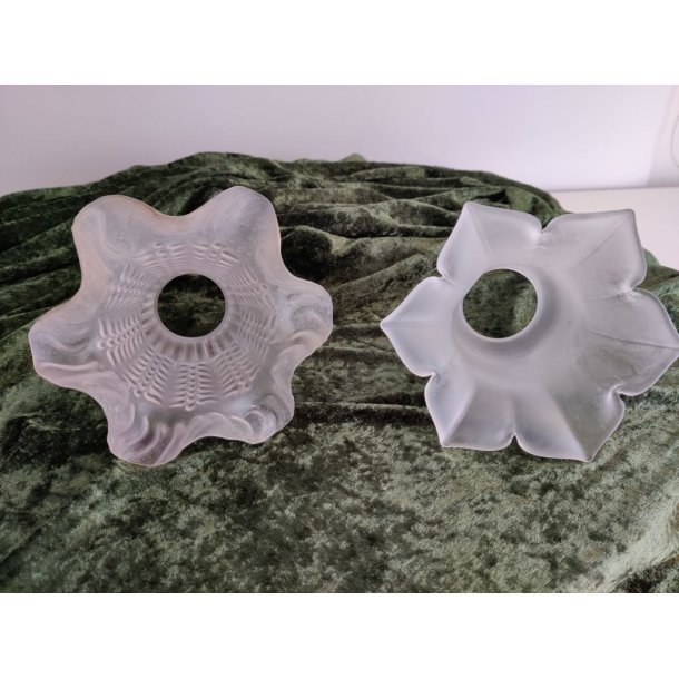 Gamle franske lampeglas i matteret glas.