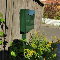 GLORI Moderne Postkasse model "51" - RacingGreen