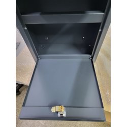 Sort Elegance Exclusive postkasse med stander - med dansk 6-stifts ls  - klassisk design