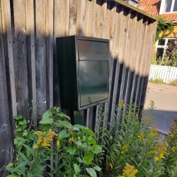 Base Exclusive postkasse RacingGreen med Pladestander - med 6 stift ls