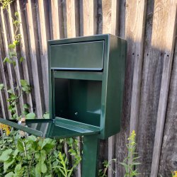 Base Exclusive postkasse RacingGreen med Pladestander - med 6 stift ls