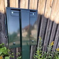 Base Exclusive postkasse RacingGreen med Pladestander - med 6 stift ls