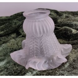 Gamle franske lampeglas i matteret glas.