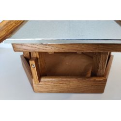 Lille Fuglefoderhus i kraftigt egetr med zink tag