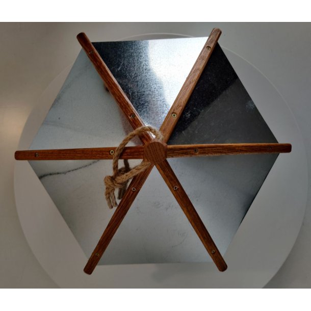 Lille Fuglefoderhus i kraftigt egetr med zink tag