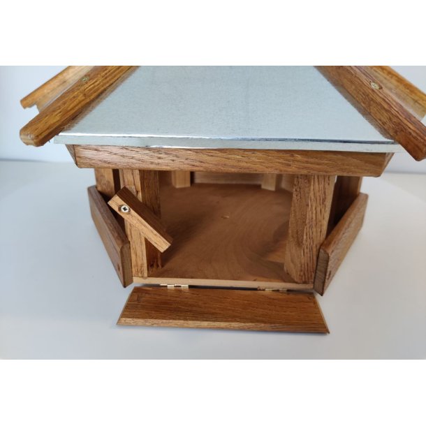 Lille Fuglefoderhus i kraftigt egetr med zink tag