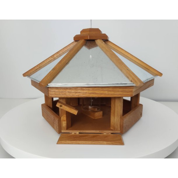 Fuglefoderhus med silo til fuglefoder -  lavet af kraftigt egetr� med zink tag