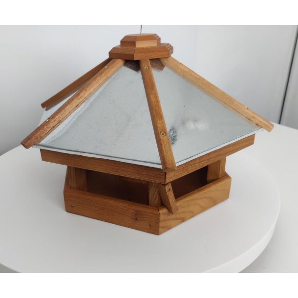 Fuglefoderhus med silo til fuglefoder -  lavet af kraftigt egetr� med zink tag