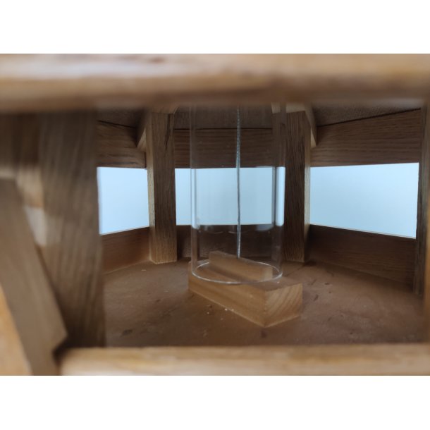 Fuglefoderhus med silo til fuglefoder -  lavet af kraftigt egetr� med zink tag