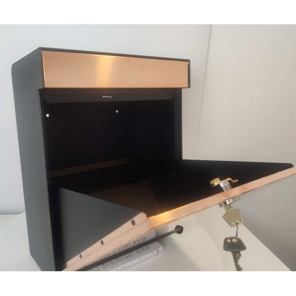 Allux Grundform Designpostkasse med Kobber front