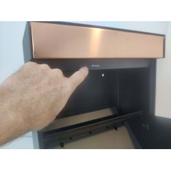 Allux Grundform Designpostkasse med Kobber front