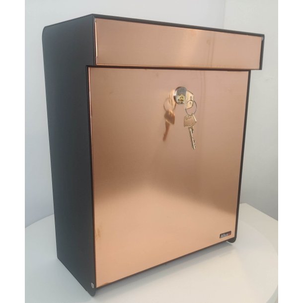 Allux Grundform Designpostkasse med Kobber front