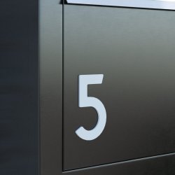 Hvid Akryl Husnummer - 7,6 cm - Flot p forsiden af din postkasse.