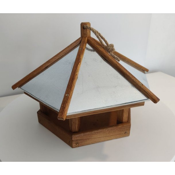 Lille Fuglefoderhus i kraftigt egetr med zink tag