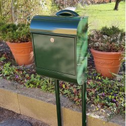 Pearl postkasse-st i Dark Racing Green Incl. stander og Hvide stickers