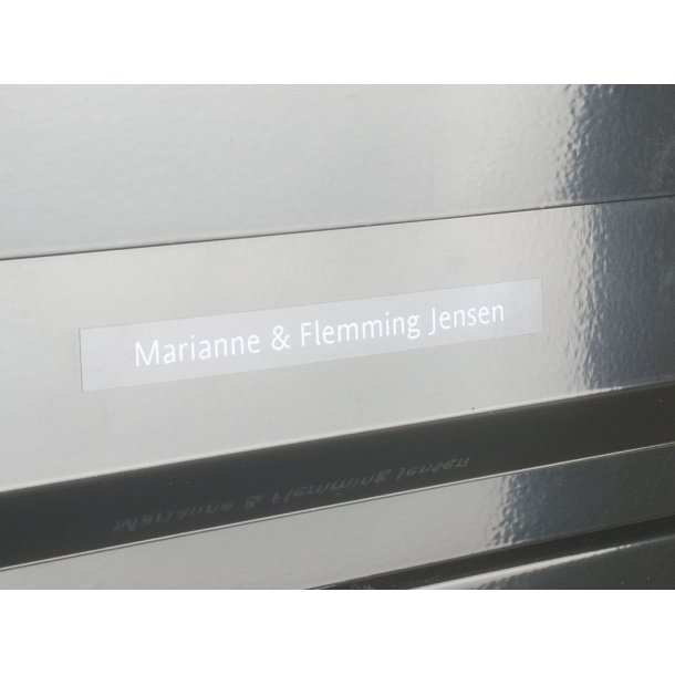 Sort DYMO strimmel med Hvidt navn eller adresse til din postkasse.