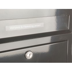 Sort DYMO strimmel med Hvidt navn eller adresse til din postkasse.