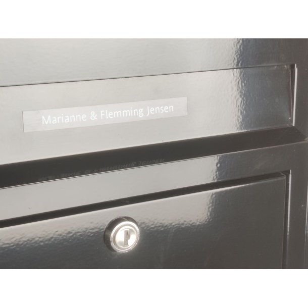 Sort DYMO strimmel med Hvidt navn eller adresse til din postkasse.