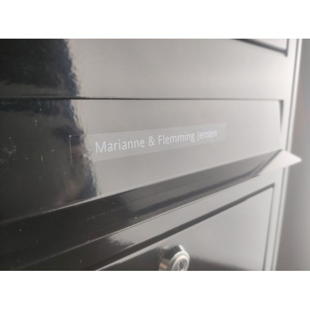 Sort DYMO strimmel med Hvidt navn eller adresse til din postkasse.