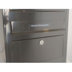 Sort DYMO strimmel med Hvidt navn eller adresse til din postkasse.