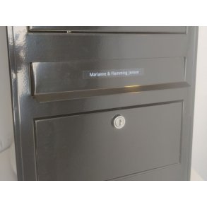 Sort DYMO strimmel med Hvidt navn eller adresse til din postkasse.