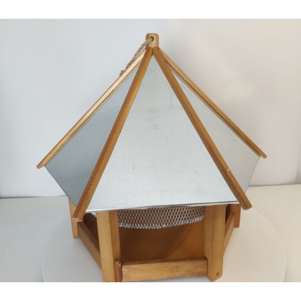Smukt fuglefoderhus i kraftigt egetr med zink tag og net til at holde store fugle vk.