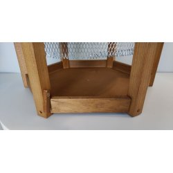 Smukt fuglefoderhus i kraftigt egetr med zink tag og net til at holde store fugle vk.