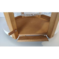 Smukt fuglefoderhus i kraftigt egetr med zink tag og net til at holde store fugle vk.