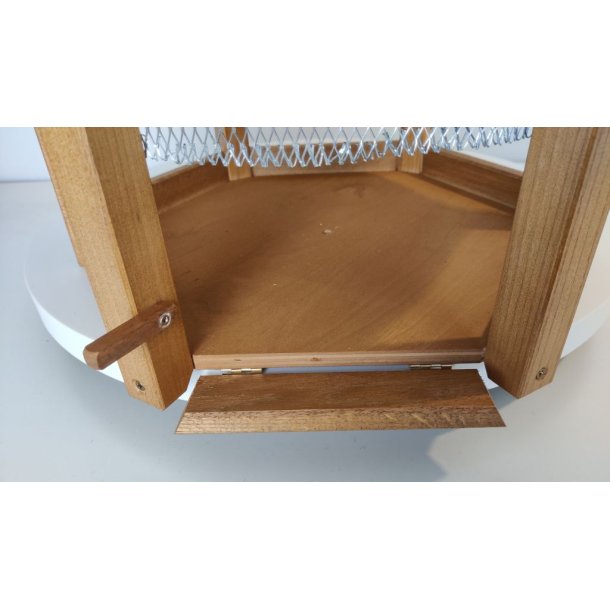 Smukt fuglefoderhus i kraftigt egetr med zink tag og net til at holde store fugle vk.