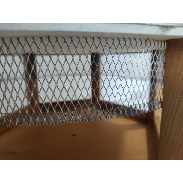 Smukt fuglefoderhus i kraftigt egetr med zink tag og net til at holde store fugle vk.