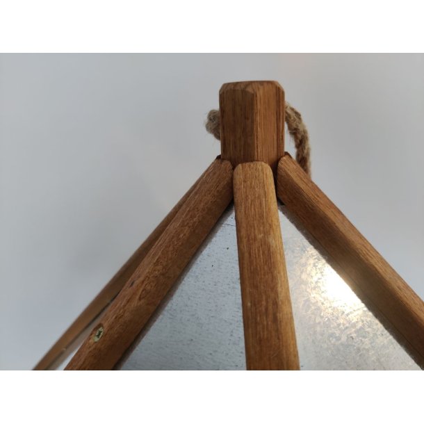 Smukt fuglefoderhus i kraftigt egetr med zink tag og net til at holde store fugle vk.