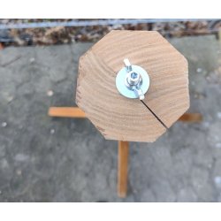 Stor kraftig egetr fod til foderhuse.