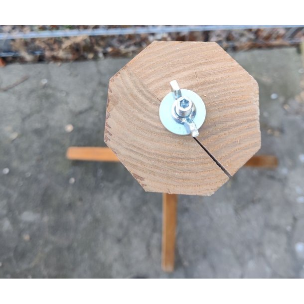 Stor kraftig egetr fod til foderhuse.