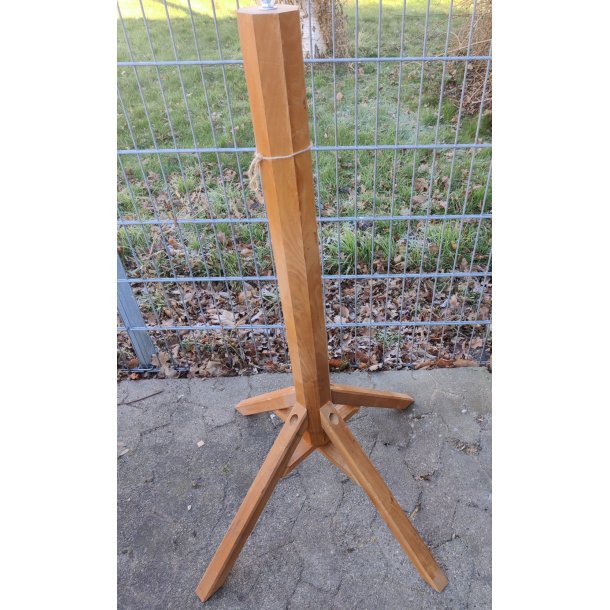 Stor kraftig egetr fod til foderhuse.