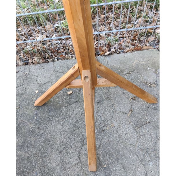 Stor kraftig egetr fod til foderhuse.