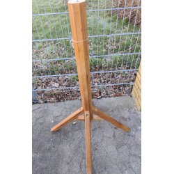 Stor kraftig egetr fod til foderhuse.