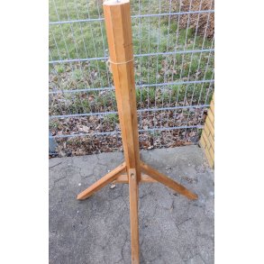 Stor kraftig egetr fod til foderhuse.