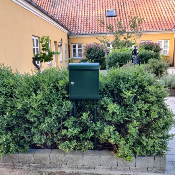 MEFA postkassestander model 22 i farven Racing Green.