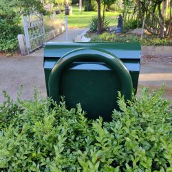 MEFA postkassestander model 22 i farven Racing Green.