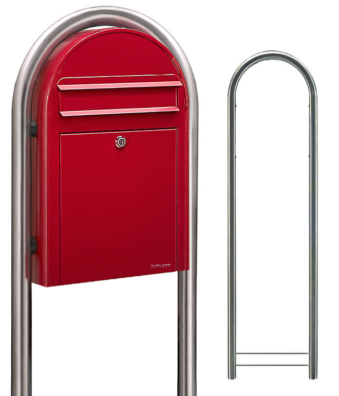 Rød retro postkasse i klassisk design.