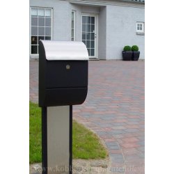 Postkassestander SORT pladestander med rustfristl front - Allux 1001.