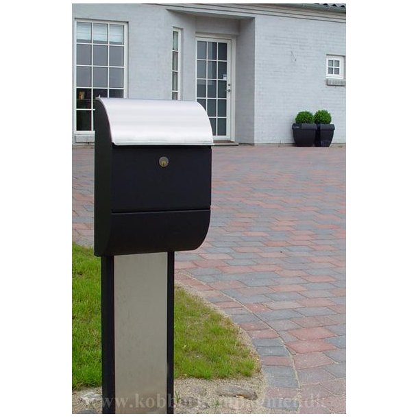 Postkassestander SORT pladestander med rustfristl front - Allux 1001.