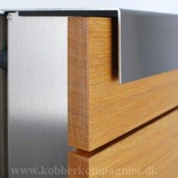 Designpostkasse Keilbach - rustfritstl med front i ege tr