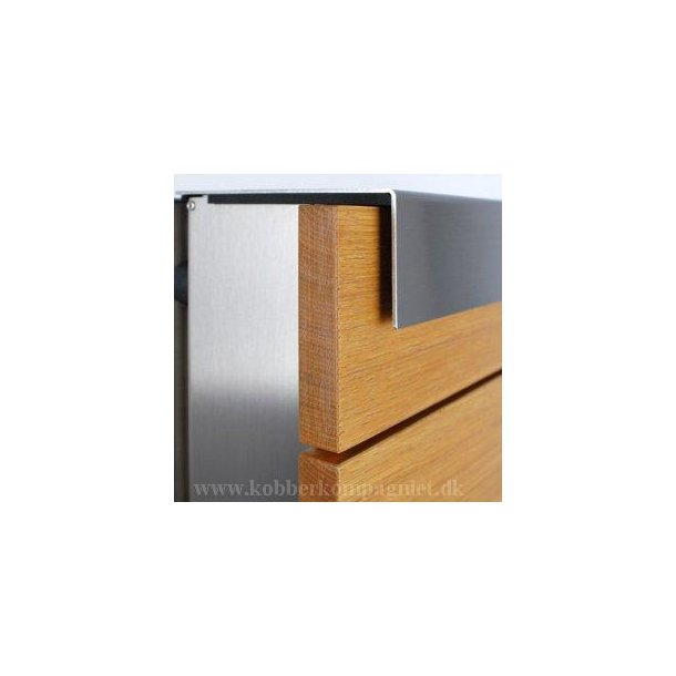 Designpostkasse Keilbach - rustfritstl med front i ege tr