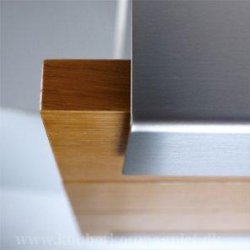 Designpostkasse Keilbach - rustfritstl med front i ege tr