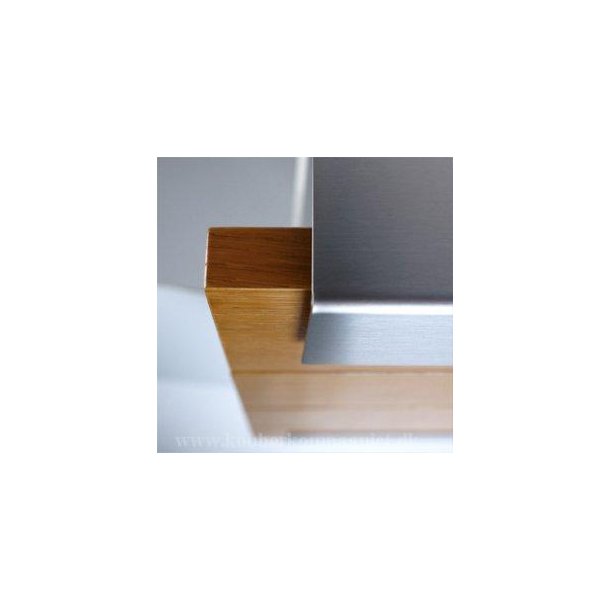 Designpostkasse Keilbach - rustfritstl med front i ege tr