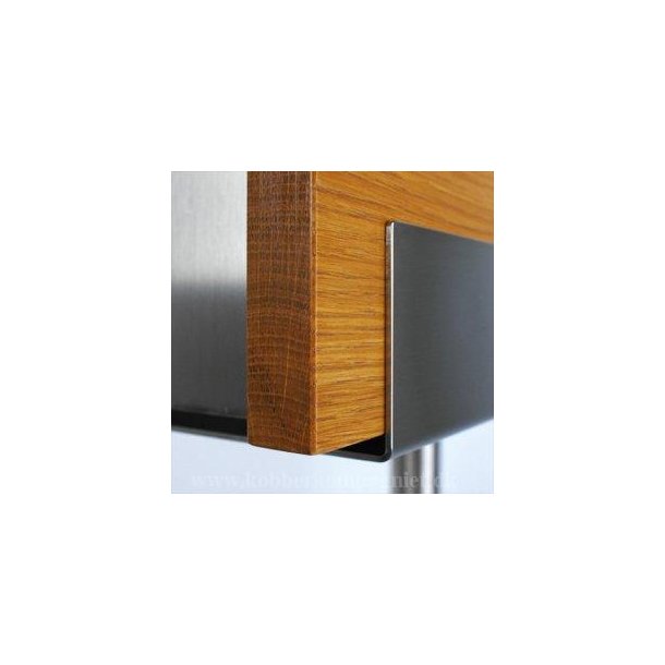 Designpostkasse Keilbach - rustfritstl med front i ege tr